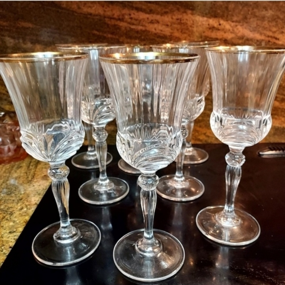 Aurea Crytal Rock Set Of 4 Trimed  Wine Glasses.   B23
